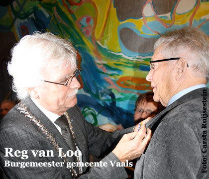 Burgemeester Reg van Loo van Vaals spelt Peter Bodelier zijn Koninklijke Onderscheiding